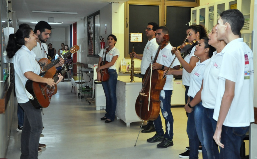 O grupo “Músicos da Alegria” leva emoção por meio da música à pacientes, acompanhantes e servidores