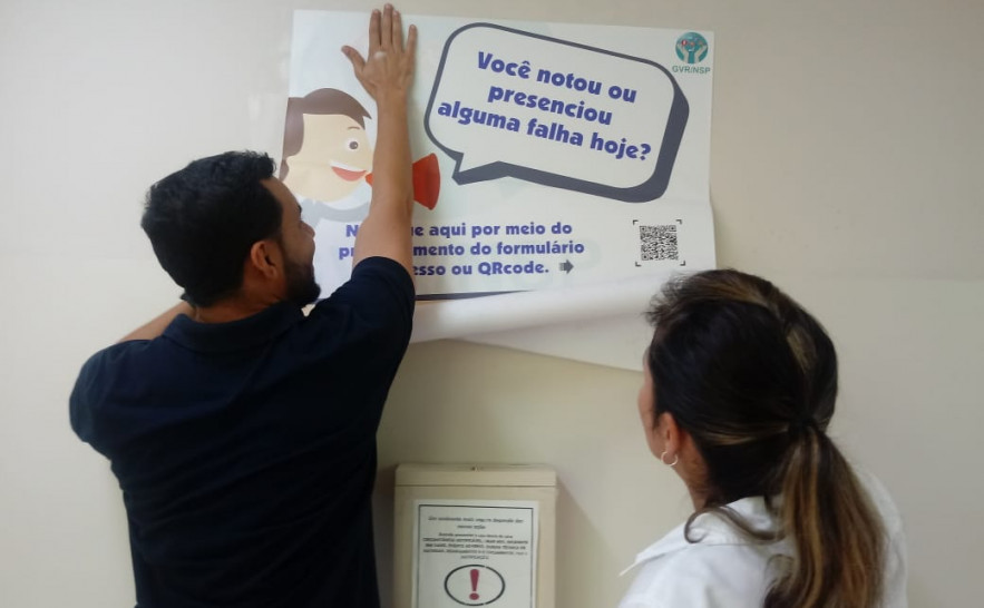 Nos diversos setores do hospital foram fixados cartazes para lembrar os profissionais de saúde da importância das notificações