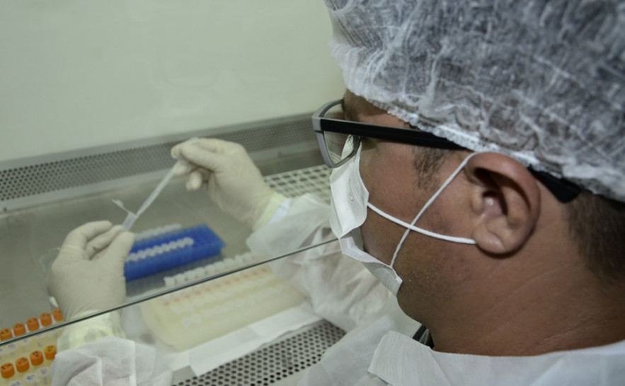 O Lacen tem em seu estoque o total de 5.100 testes pelo método de RT-PCR, sendo 1.100 recebidos pelo Ministério da Saúde e outros 4.000 recebidos por meio de doação feita pela Petrobrás - Nielcem Fernandes/ Governo do Tocantins