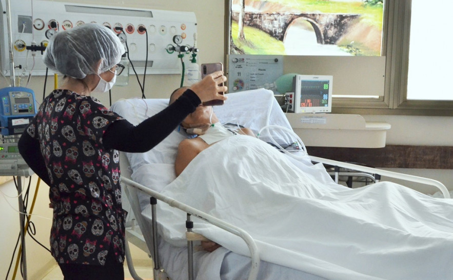 A paciente Otaviana recebe carinho da família por meio da videochamada