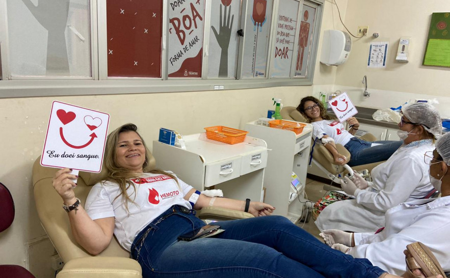 Mãe e filha realizando um ato de amor