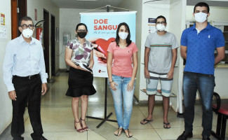 Solidariedade: profissional de saúde leva sua família para doar sangue