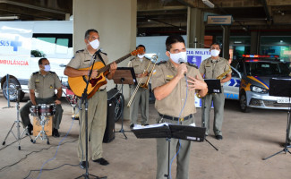 Mães e enfermeiros recebem homenagem da Banda da Polícia Militar
