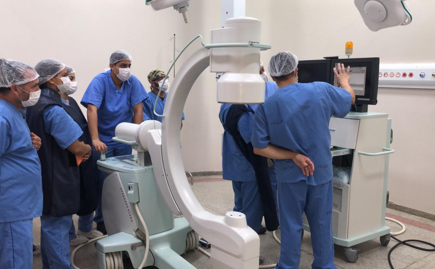 Para utilizar os novos arcos cirúrgicos os técnicos de radiologia  da unidade recebem treinamento