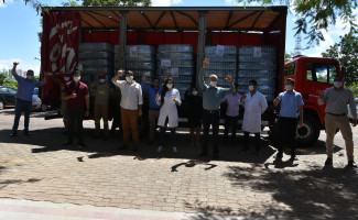 Profissionais do HGP recebem 24 mil garrafas de água mineral da Coca _ Cola
