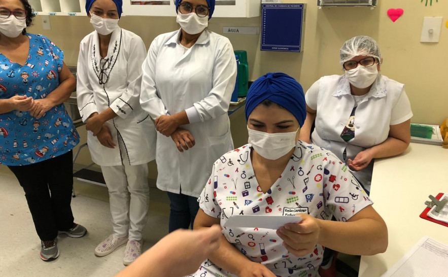 Profissionais receberam cartas durante o plantão