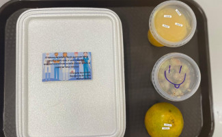 Hospital Geral de Palmas serve refeições com  mensagens de otimismo a trabalhadores e pacientes