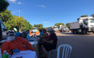 Secretaria de Estado da Saúde em parceira com SEST SENAT atende motoristas em barreira sanitária