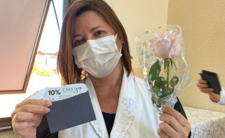 Profissionais de saúde do Hospital Geral de Palmas recebem rosas da loja Casa 37