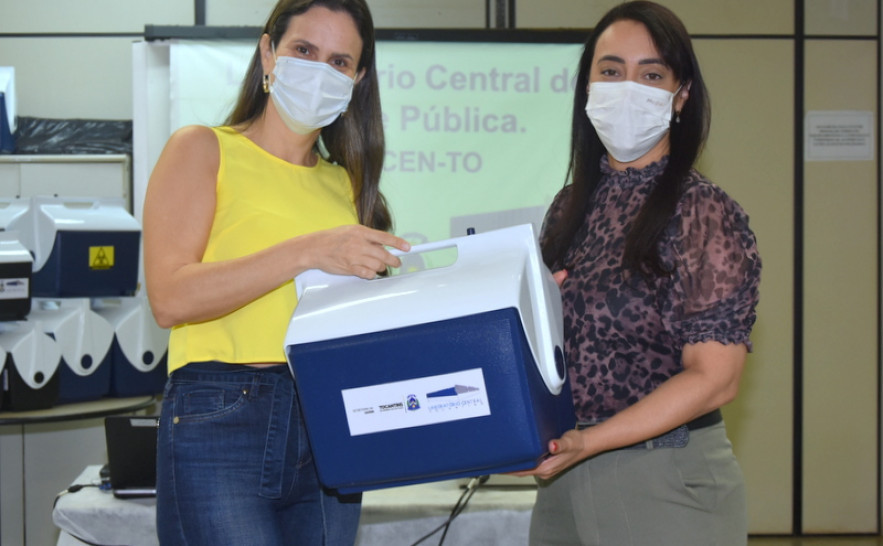 Anyelli Siqueira fazendo a entrega simbólica à coordenadora do laboratório da Secretaria Municipal da Saúde de Palmas Maria Luiza Galindo