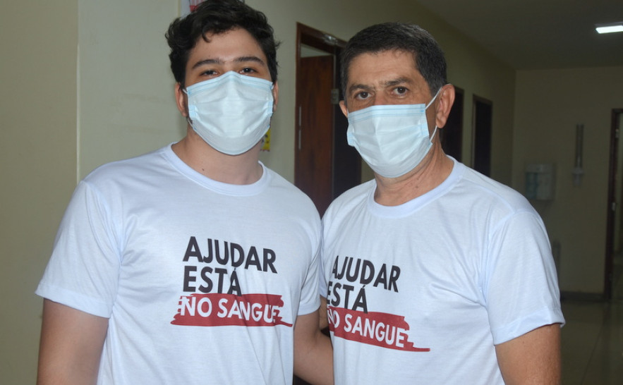 Leonel dos Santos Vaz, a direita, e seu filho Nicolas Matheus receberam camisetas do Hemocentro Coordenador, como forma de reconhecimento e agradecimento.