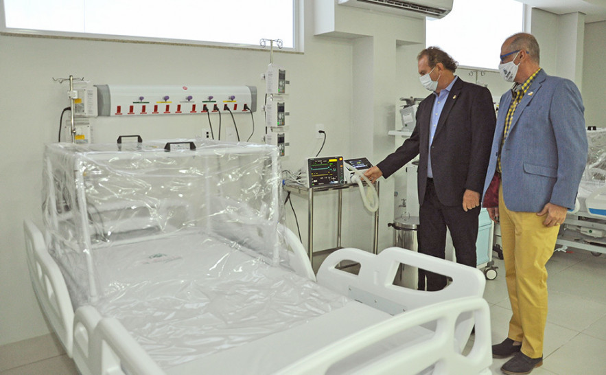 Governador Mauro Carlesse vistoria estrutura do Hospital Estadual de Combate à Covid-19.