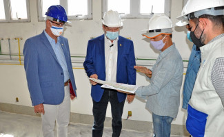 Governador Mauro Carlesse anuncia abertura de leitos clínicos no Hospital Geral de Gurupi e entrega armas à Polícia Militar