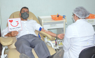Grupo de familiares e amigos doa sangue e reforça estoque da Hemorrede Tocantins
