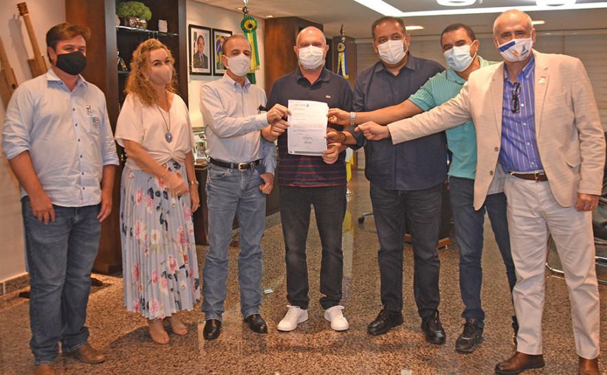 Governador Carlesse, autoridades locais e presidente da Fundação Pio XII, Henrique Prata, celebram parceria futura na utilização dos serviços