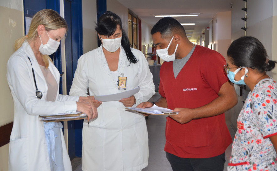 A equipe da unidade, realiza diariamente o round: é uma discussão interdisciplinar para um alta segura. 