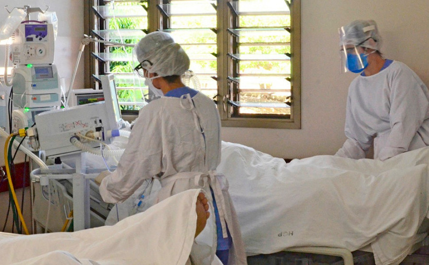 Os equipamentos de proteção individual (EPI), são distribuídos de acordo com o nível de possível contaminação e local de trabalho dos profissionais