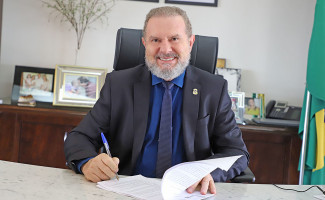 Governador Mauro Carlesse formaliza acordo para aquisição de 1 milhão de doses de vacinas contra a Covid-19