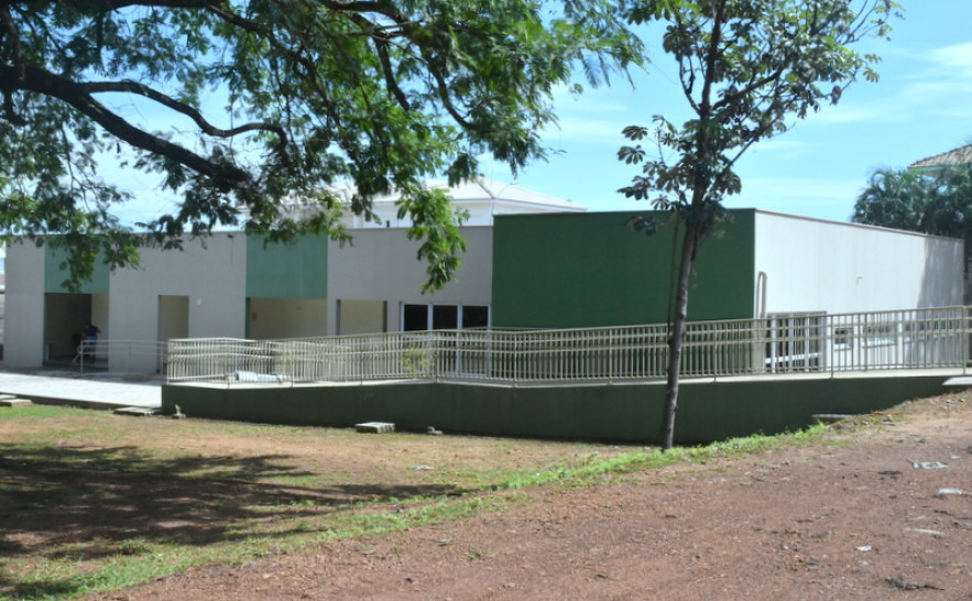 Rampa de acesso ao prédio foi construída para acessibilidade dos usuários. 