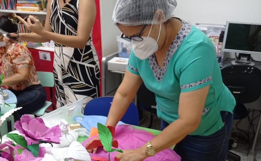 Coordenadores trabalham na confecção de lembrancinhas e evento para comemorar o dia das mães